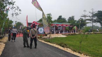  Penutupan TMMD Bojonegoro, Perempatan Desa Ngrancang Berubah Rame Penuh Dengan Tenda